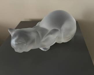 Lalique sitting cat (Chat Couche)