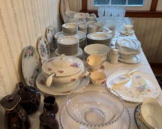 Dinnerware & Serving Pieces