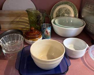 Various Pyrex pcs and other vintage kitchenwares