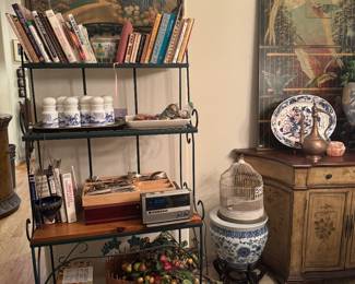 Large Chinese pot
Decorative side table painted
Decorative art
Fox print, silk flowers