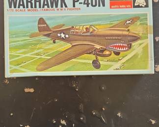 Monogram Warhawk P-40N 1/72 Scale Model Famous WWII Fighter Kit