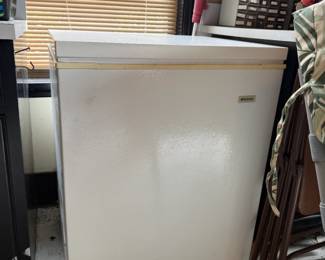 Frigidaire 5 cu ft manual defrost chest freezer. Very clean and runs great!