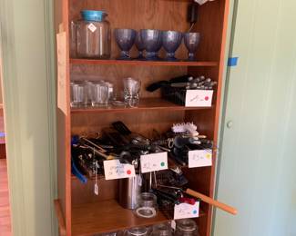 Many assorted high end utensils