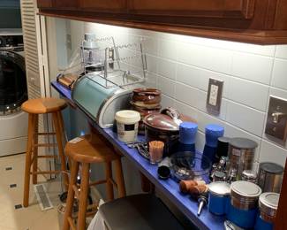 Assorted kitchen items