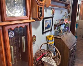 FYI. No basement. No attic to view. These items Enter front door, slight right this is the hallway