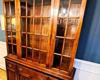 GEORGIAN BEAUTIFUL CHINA HUTCH CABINET
