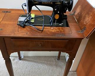 VINTAGE SINGER SEWING MACHINE