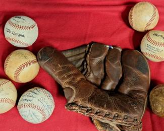BASEBALLS & LEATHER GLOVE