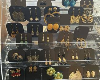 Rosenberg estate sale on 01/24/25 includes unique jewelry pieces. 