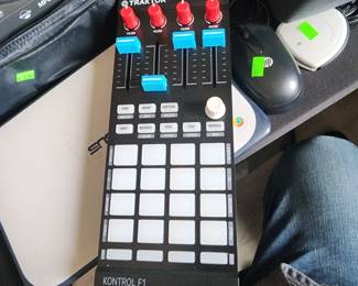  Native Instruments Traktor Kontrol F1 DJ Controller