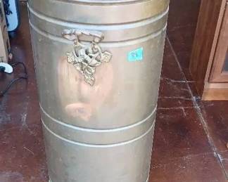 LC0893 legged metal vessel