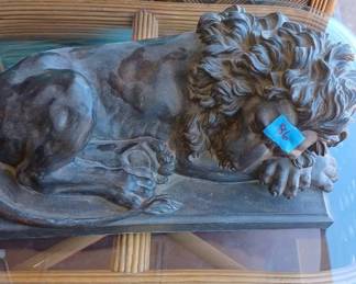 LC086Recumbent resin lion