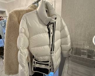 LARGE COLLECTION OF WOMEN'S CLOTHING