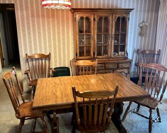 FURNITURE DINING ROOM TABLE 6 CHAIRS  HUTCH