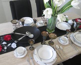 Stunning Table Setting with Embellished Runner as the Centerpiece