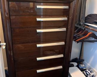chest of drawers