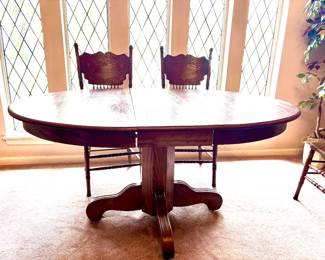 Pedestal table becomes round with leaves out
