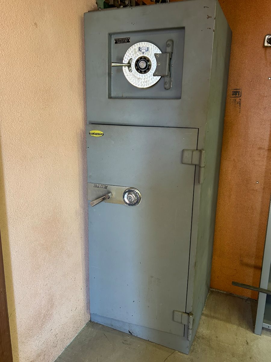 Gary Safe Co 3 compartment safe with combos and keys. 