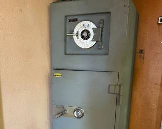 Gary Safe Co 3 compartment safe with combos and keys. 