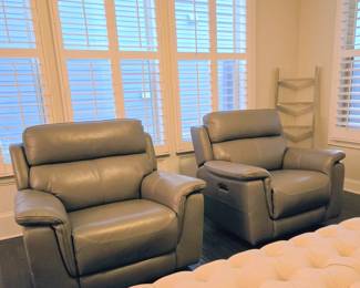 Magellan Collection Leather Dual Power Recliners (44.50"w x 40.50"d x 42"h ) THESE LEATHER POWER RECLINERS MATCH THE SOFA PICTURED BEFORE THIS IMAGE.
Asher Leather Power Recliner