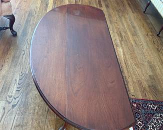 HICKORY CHAIR QUEEN ANNE STYLE MAHOGANY LONG DROP LEAF COFFEE