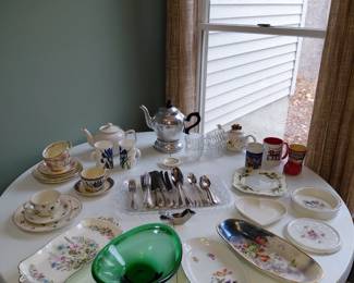 Have tea with me! Extensive teapots and teacup collection 