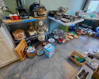 A beautiful mix and kitchen vintage, modern and antique 