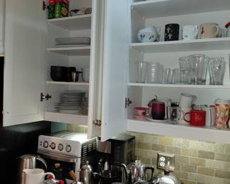 Extensive kitchen appliances! Wonderful countertop airfryer over!