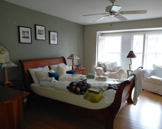 Wonderful Queen size, sleigh bed with great mattress. Entire set by Nicholas and Stone furniture co.