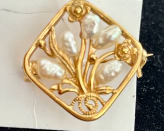Vintage Gold tone pearl brooch