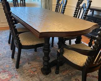 Dining room table with additional leaf