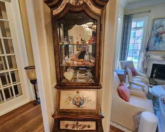 Pulaski Glass Front Curio/Cabinet