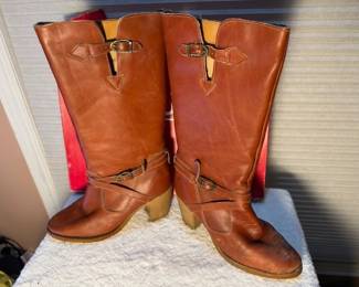 Women's cowboy boots. Zodiac. https://modestlambestatesales.hibid.com/