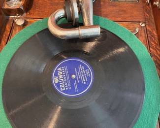 Victrola Plyas and Sounds GREAT