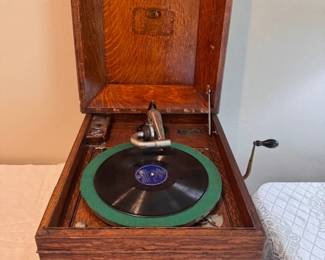 Antique Victrola still plays Great Sound - Vinyls