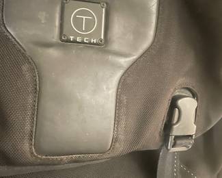 TUMI    TECH BAG