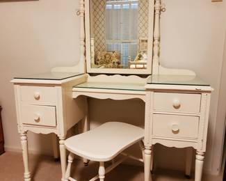 vanity set w/ matching dresser  bed 