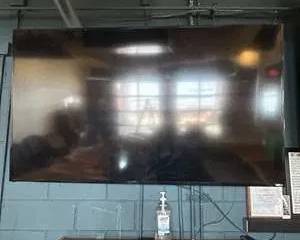 Vizio Flat Screen HDTV w/ Remote – Wall Mounted Commercial Display TV