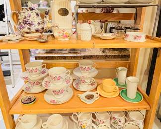 Close-up of teapot / tea cups