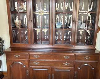Ethan Allen Georgian Court China Cabinet w/ bubble glass