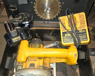 Dewalt DW935 5 3/8" Trim Saw (goodccharger, batteries need refurbished)