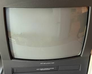 Daewoo Television with VHS Player (retro gaming)