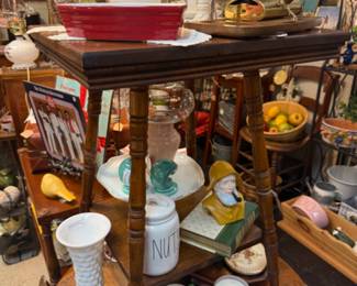 vase, vinage end table, vinage crumb brush, vinyl