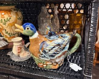 Marjoica Duck Teapot, wicker shelf