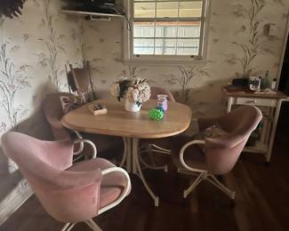 round table with 4 chairs on wheels