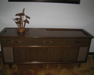 Magnavox stereo so nice and clean but needs work