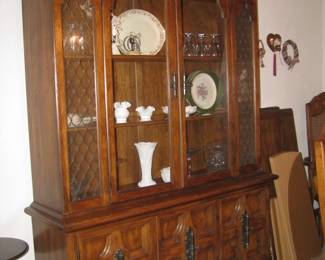 Hibriten china cabinet
