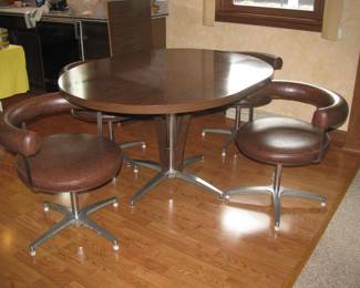 Brody dining table/ 1 leave/ 4 chairs