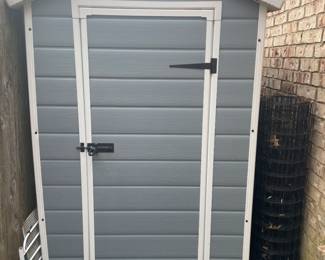 Outdoor storage shed