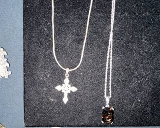 Pendant, chains or 925 there is a smoky quartz in the picture